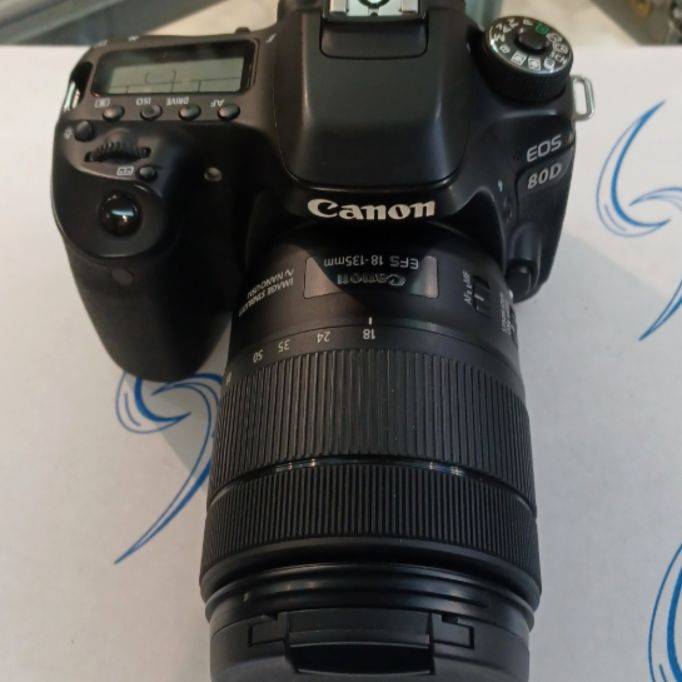 دوربین دست دوم عکاسی کانن Canon EOS 80D Kit 18-135mm f/3.5-5.6 IS USM (8688 شات)