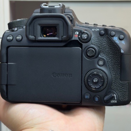 دوربین عکاسی دست دوم کانن Canon EOS 90D DSLR kit EF-S 18-135mm IS USM (شات 1500)