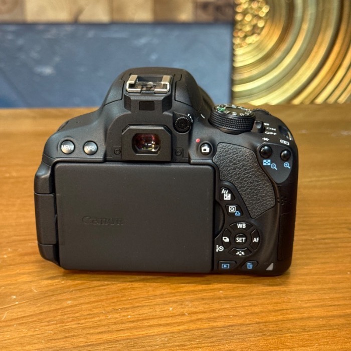 دوربین دست دوم Canon EOS 700D Kit 18-135mm f/3.5-5.6 IS STM Used (4500 شات)