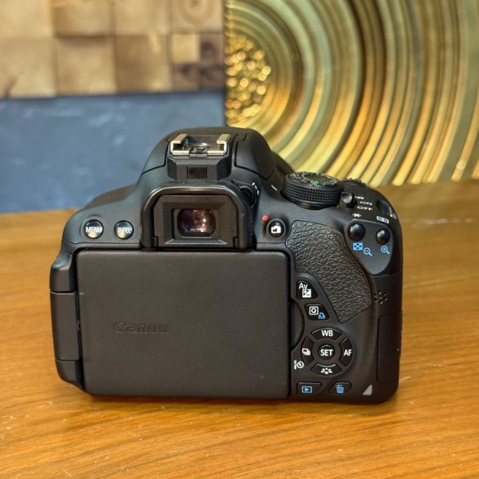 دوربین دست دوم Canon EOS 700D Kit 18-135mm f/3.5-5.6 IS STM Used (3300 شات)