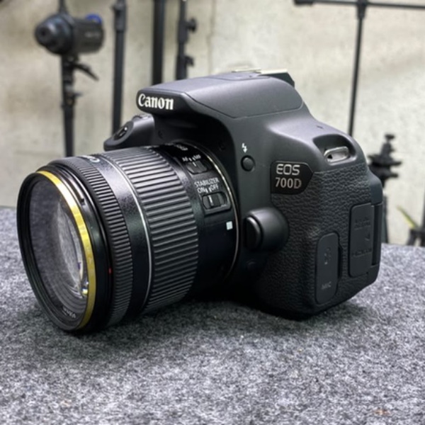 دوربین کانن دست دوم Canon EOS 700D Kit 18-55mm f/3.5-5.6 IS STM (1/700 شات)