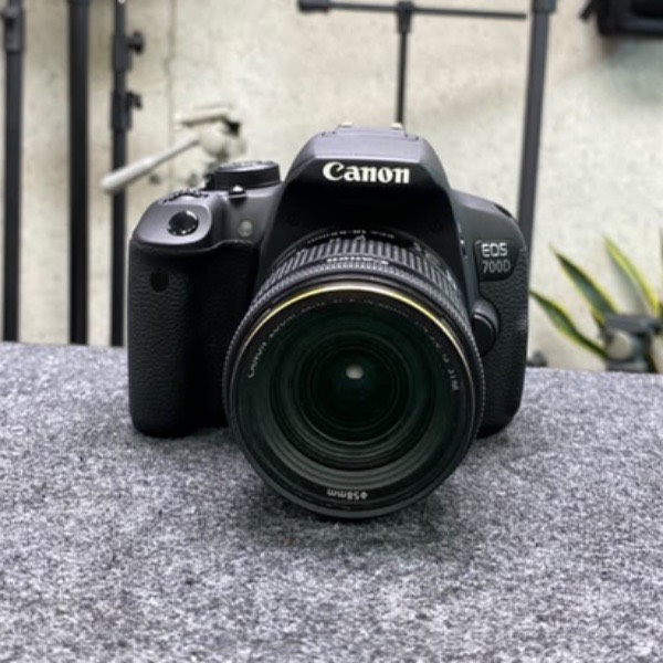 دوربین کانن دست دوم Canon EOS 700D Kit 18-55mm f/3.5-5.6 IS STM (1/700 شات)