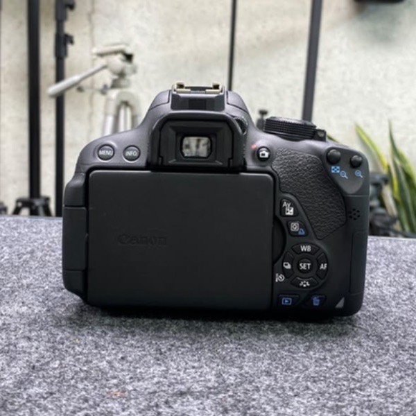 دوربین کانن دست دوم Canon EOS 700D Kit 18-55mm f/3.5-5.6 IS STM (1/700 شات)