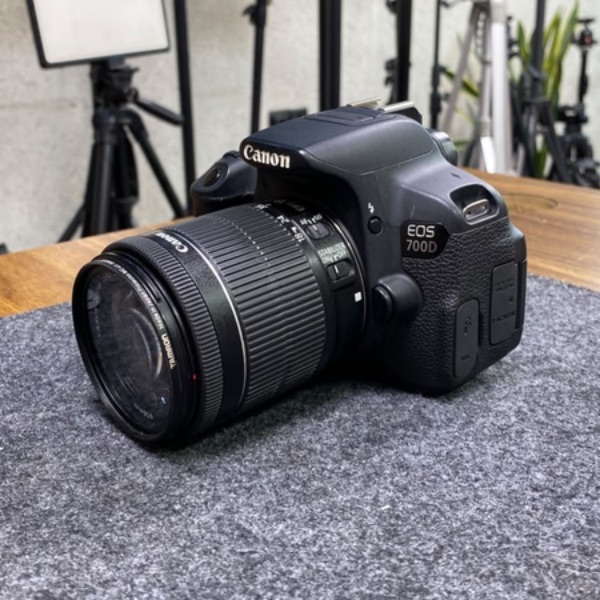 دوربین دست دوم عکاسی کانن Canon EOS 700D Kit 18-55mm f/3.5-5.6 IS STM (11/000 شات)