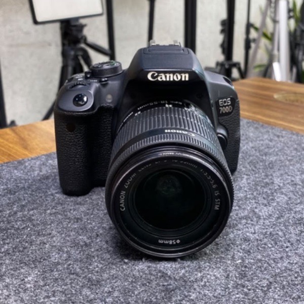 دوربین دست دوم عکاسی کانن Canon EOS 700D Kit 18-55mm f/3.5-5.6 IS STM (11/000 شات)