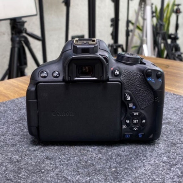 دوربین دست دوم عکاسی کانن Canon EOS 700D Kit 18-55mm f/3.5-5.6 IS STM (11/000 شات)