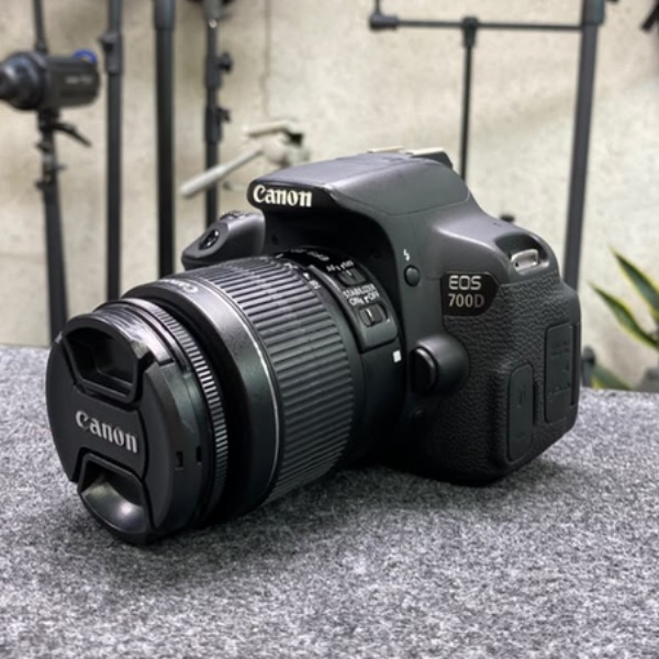 دوربین دست دوم Canon EOS 700D Kit 18-55mm f/3.5-5.6 IS II (13/800 شات)