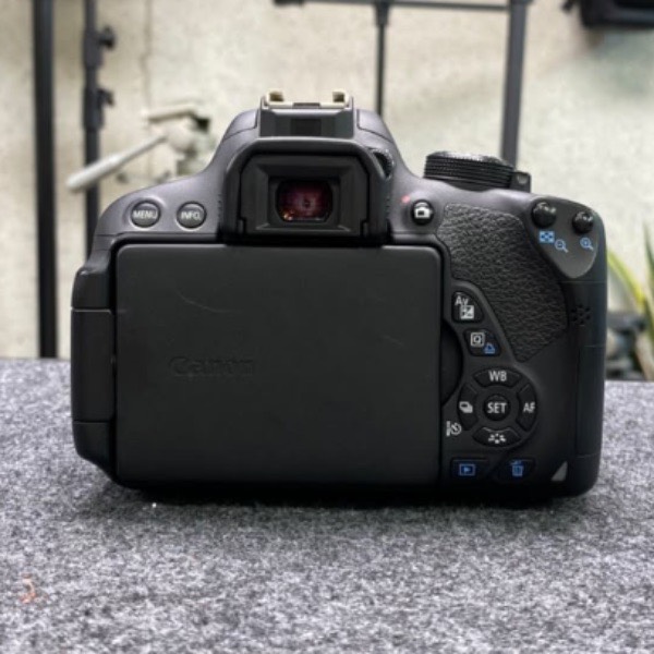 دوربین دست دوم Canon EOS 700D Kit 18-55mm f/3.5-5.6 IS II (13/800 شات)