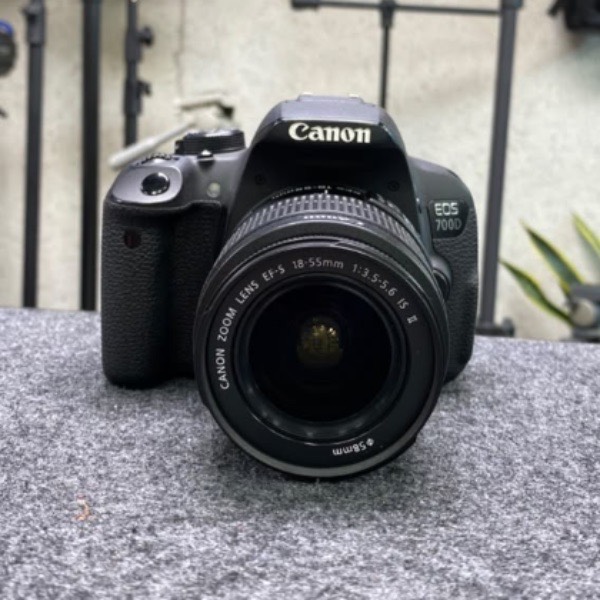 دوربین دست دوم Canon EOS 700D Kit 18-55mm f/3.5-5.6 IS II (13/800 شات)