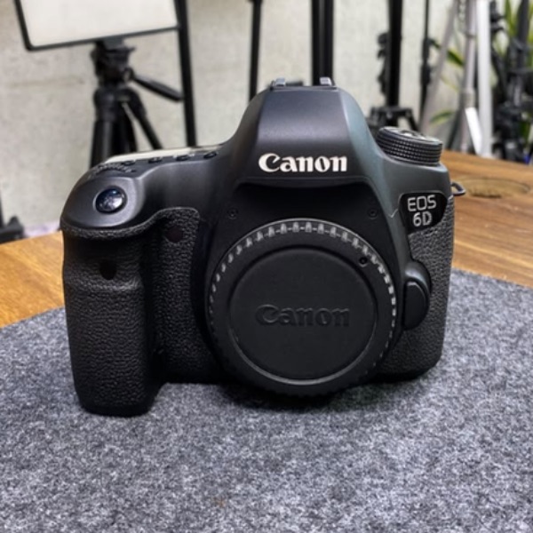 دوربین کانن دست دوم Canon EOS 6D Mark II DSLR Camera Body  (28/000 شات)