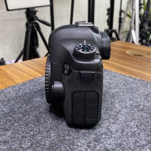 دوربین کانن دست دوم Canon EOS 6D Mark II DSLR Camera Body  (28/000 شات)