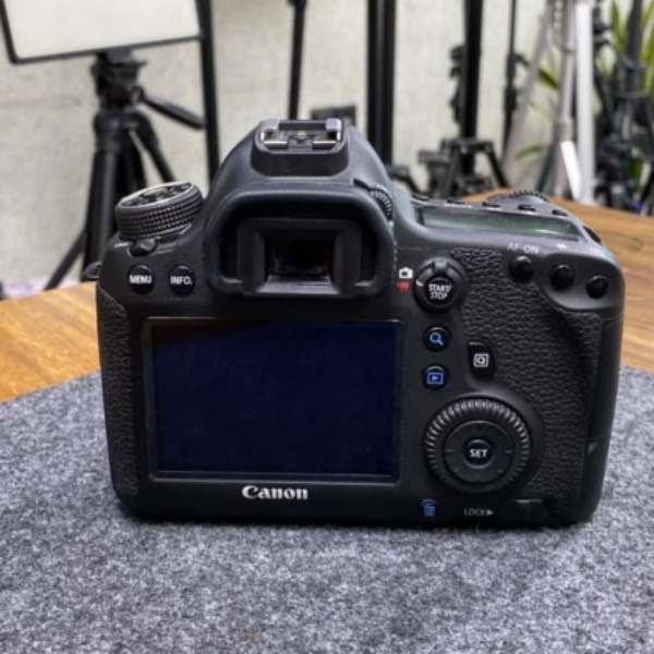 دوربین کانن دست دوم Canon EOS 6D Mark II DSLR Camera Body  (28/000 شات)