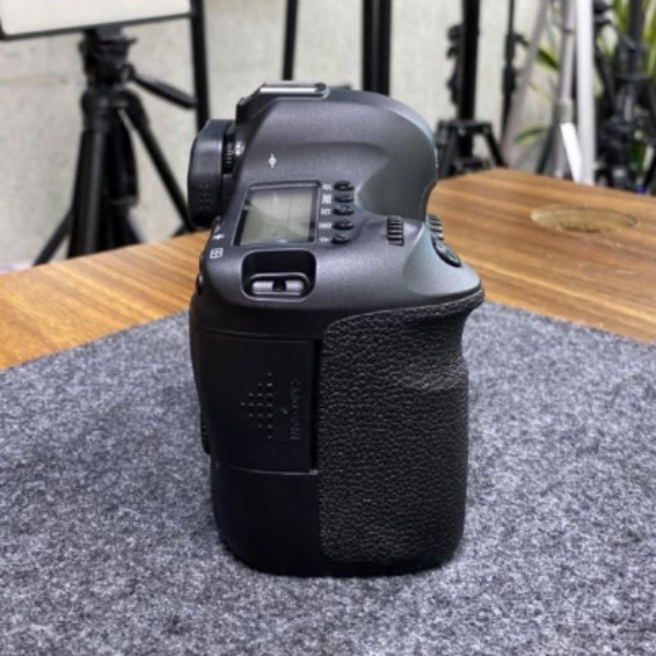 دوربین کانن دست دوم Canon EOS 6D Mark II DSLR Camera Body  (28/000 شات)