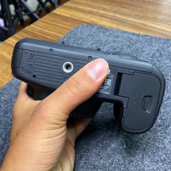 دوربین کانن دست دوم Canon EOS 6D Mark II DSLR Camera Body  (28/000 شات)