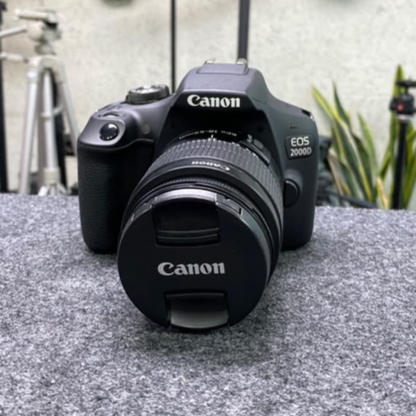 دوربین دست دوم Canon EOS 2000D kit EF-S 18-55mm III (1/500 شات)