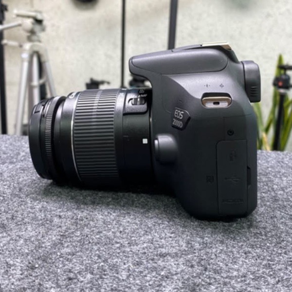 دوربین دست دوم Canon EOS 2000D kit EF-S 18-55mm III (1/500 شات)