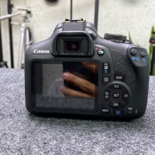دوربین دست دوم Canon EOS 2000D kit EF-S 18-55mm III (1/500 شات)