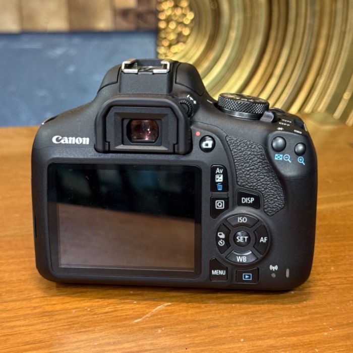 دوربین کانن دست دوم Canon EOS 2000D kit EF-S 18-55mm III (3800 شات)