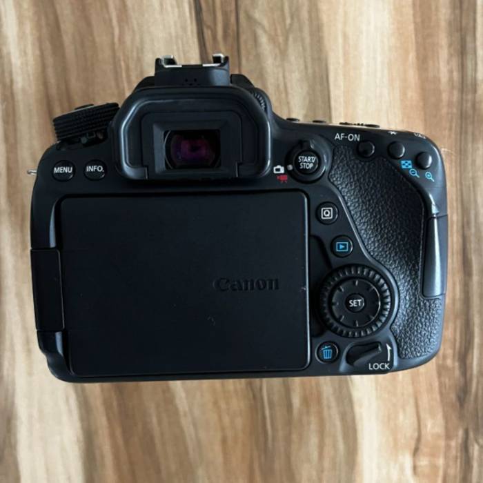 دوربین کانن دست دوم Canon EOS 80D Kit 18-135mm f/3.5-5.6 IS USM (8000 شات)