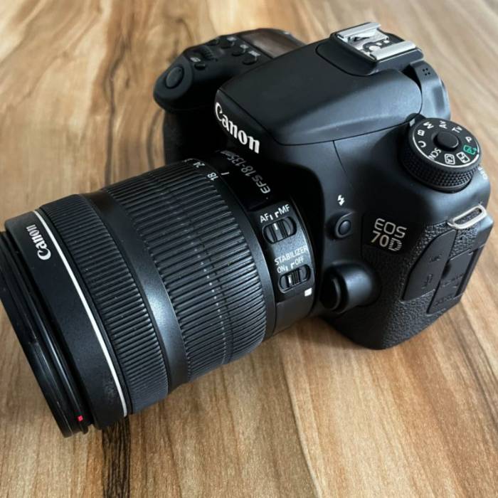 دوربین عکاسی کانن دست دوم  Canon EOS 70D Kit 18-135mm f/3.5-5.6 IS STM (3000 شات)