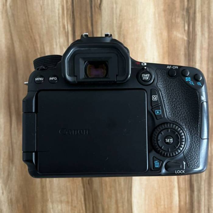 دوربین عکاسی کانن دست دوم  Canon EOS 70D Kit 18-135mm f/3.5-5.6 IS STM (3000 شات)