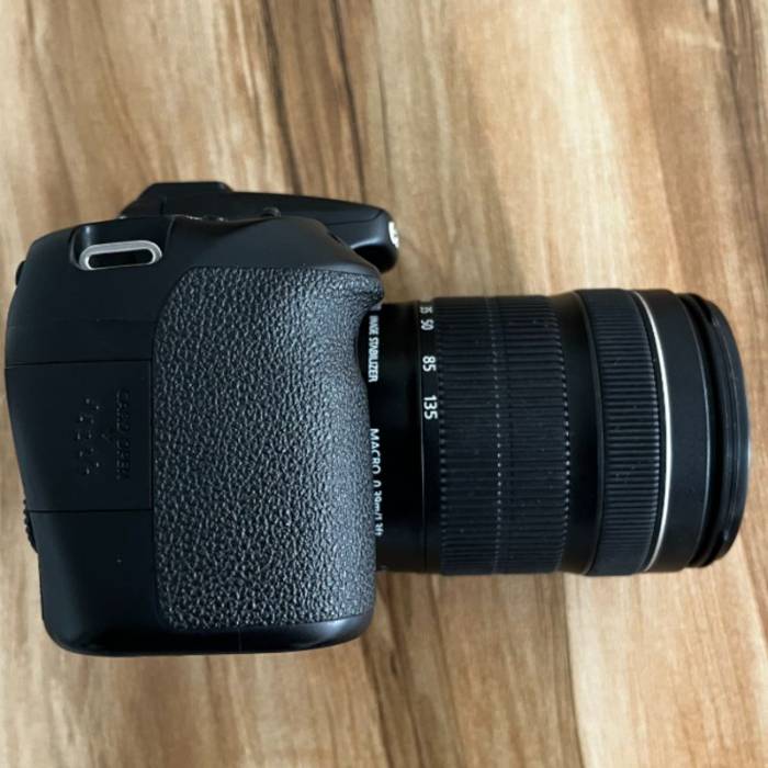 دوربین عکاسی کانن دست دوم  Canon EOS 70D Kit 18-135mm f/3.5-5.6 IS STM (3000 شات)