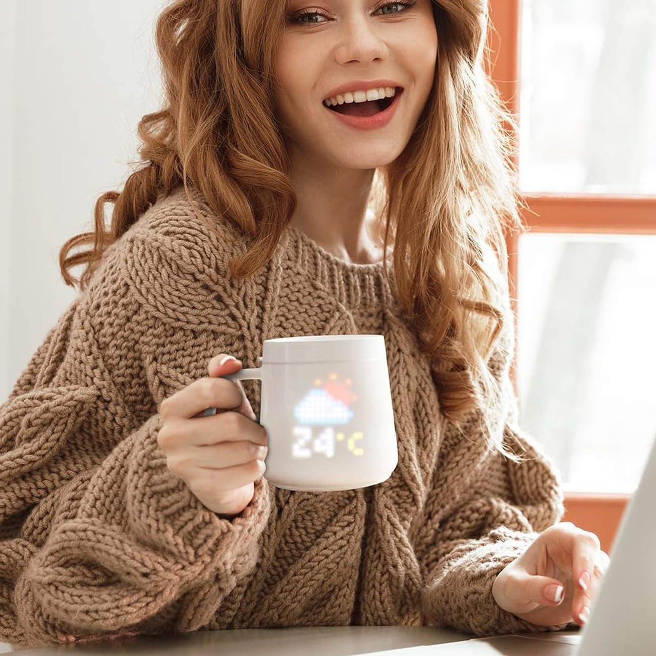 عکس در حال استفاده از ماگ هوشمند پیکسل ماگ PixelMug P1 Smart Mug With LED