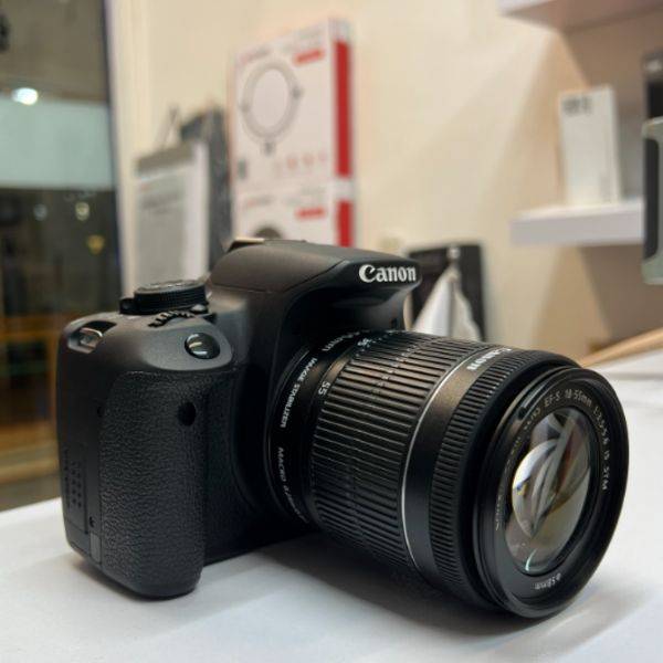 دوربین دست دوم کانن  Canon EOS 700D Kit 18-55mm f/3.5-5.6 IS STM (12000 شات)