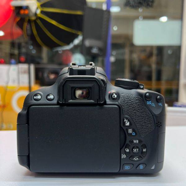دوربین دست دوم کانن  Canon EOS 700D Kit 18-55mm f/3.5-5.6 IS STM (12000 شات)