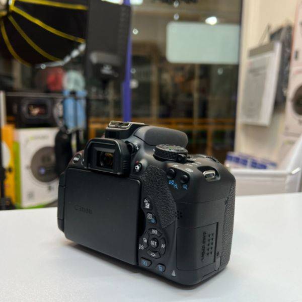 دوربین دست دوم کانن  Canon EOS 700D Kit 18-55mm f/3.5-5.6 IS STM (12000 شات)