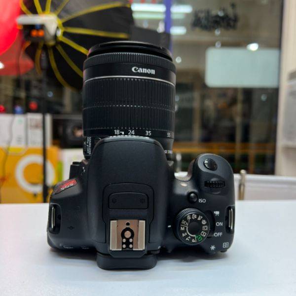 دوربین دست دوم کانن  Canon EOS 700D Kit 18-55mm f/3.5-5.6 IS STM (12000 شات)