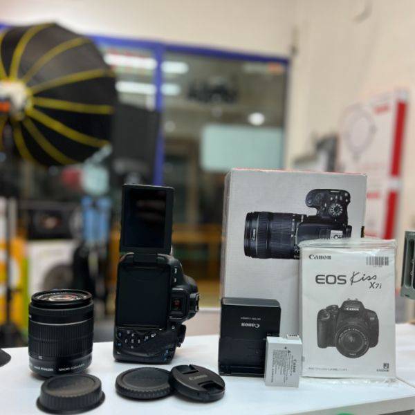 دوربین دست دوم کانن  Canon EOS 700D Kit 18-55mm f/3.5-5.6 IS STM (12000 شات)