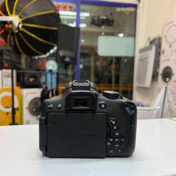 دوربین دست دوم Canon EOS 750D Kit 18-55mm f/3.5-5.6 IS STM (7900 شات)