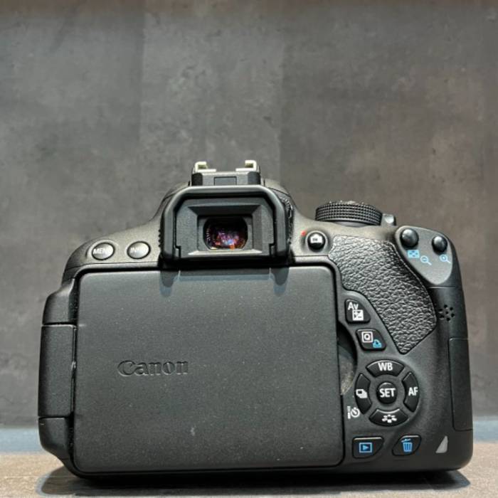 دوربین دست دوم Canon EOS 700D Kit 18-55mm f/3.5-5.6 IS ii (2000 شات)