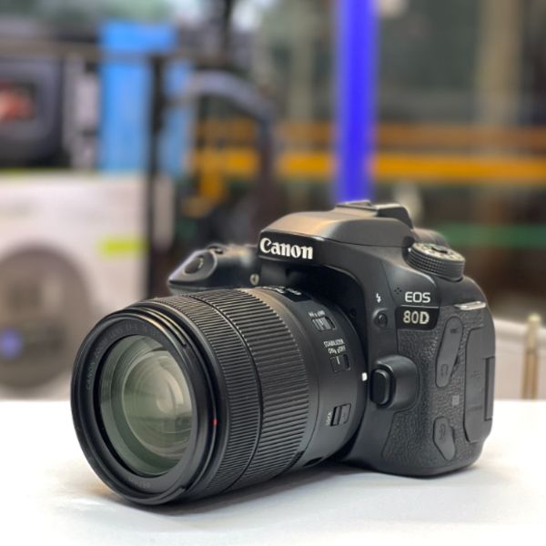دوربین دست دوم کانن  Canon EOS 80D Kit 18-135mm f/3.5-5.6 IS USM (12671 شات)