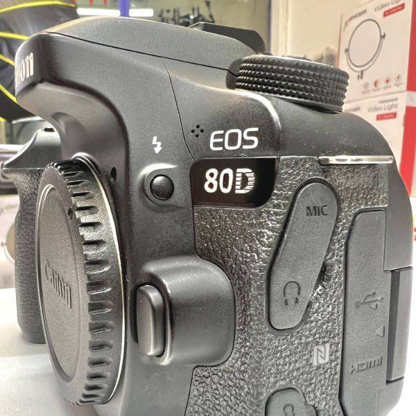دوربین دست دوم کانن  Canon EOS 80D Kit 18-135mm f/3.5-5.6 IS USM (12671 شات)