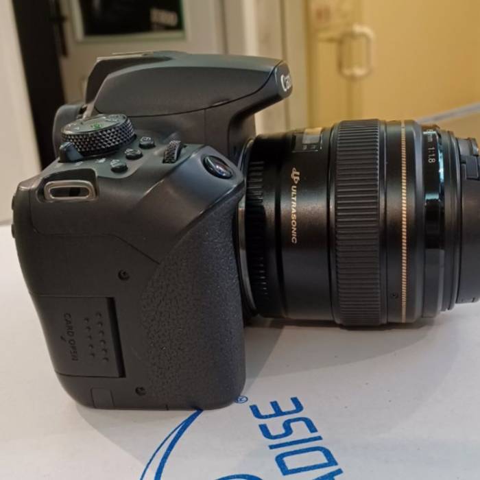 دوربین دست دوم کانن  Canon EOS 850D kit EF 85mm f/1.8 USM Lens(حدود 7800 شات)
