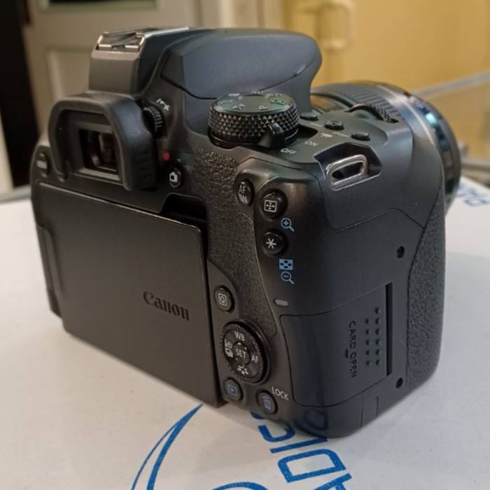 دوربین دست دوم کانن  Canon EOS 850D kit EF 85mm f/1.8 USM Lens(حدود 7800 شات)