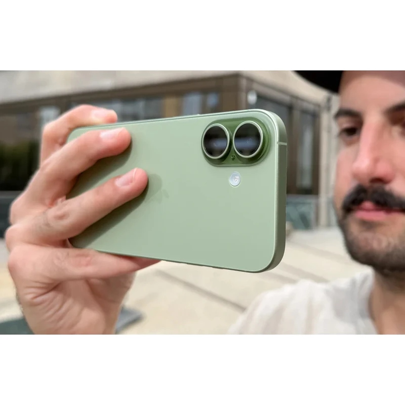 عکس در حال استفاده از گوشی موبایل آیفون Apple Iphone 17 normal 256GB ZAA