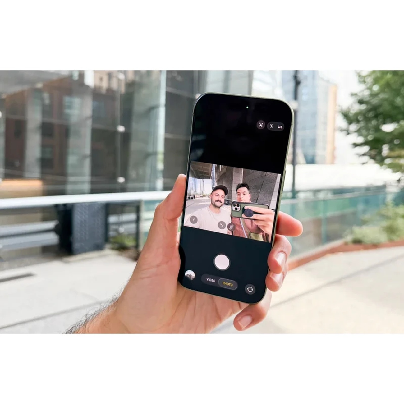 عکس در حال استفاده از گوشی موبایل آیفون Apple Iphone 17 normal 256GB ZAA
