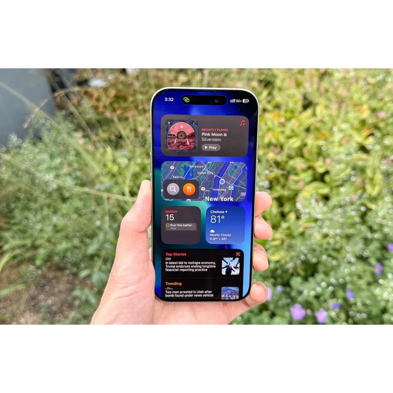 عکس در حال استفاده از گوشی موبایل آیفون Apple Iphone 17 normal 256GB ZAA