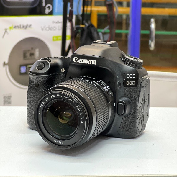 دوربین عکاسی کانن دست دوم Canon EOS 80D Kit 18-55mm f/3.5-5.6 IS STM (49000 شات)