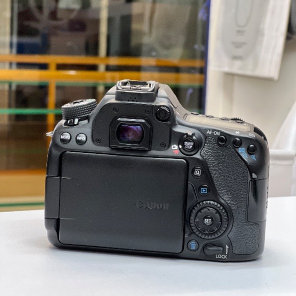دوربین عکاسی کانن دست دوم Canon EOS 80D Kit 18-55mm f/3.5-5.6 IS STM (49000 شات)