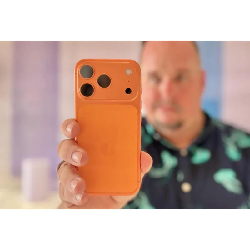 عکس در حال استفاده از گوشی موبایل آیفون Apple Iphone 17 Pro 256GB ZA/A