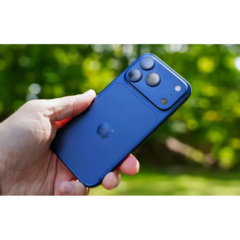 عکس در حال استفاده از رنگ آبی تیره گوشی موبایل آیفون Apple Iphone 17 Pro 256GB ZA/A