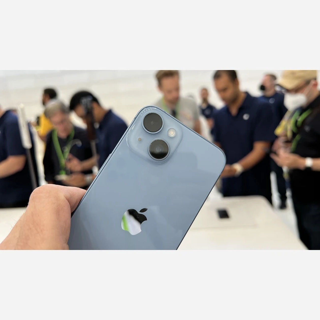 عکس در حال استفاده از گوشی موبایل آیفون Apple Iphone 14 128GB CH