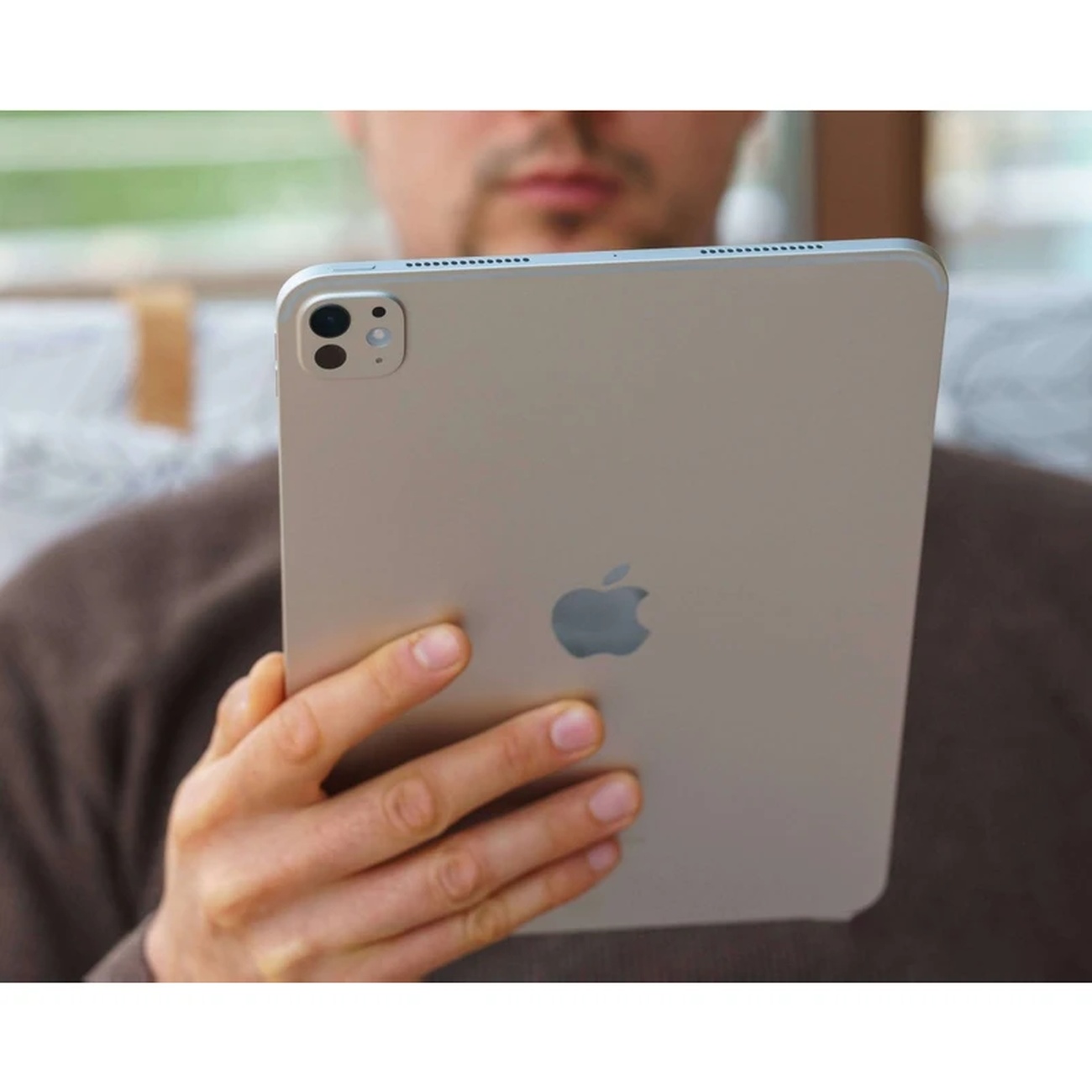 عکس در حال استفاده از آیپد پرو Apple IPad Pro M5 256GB 11inch