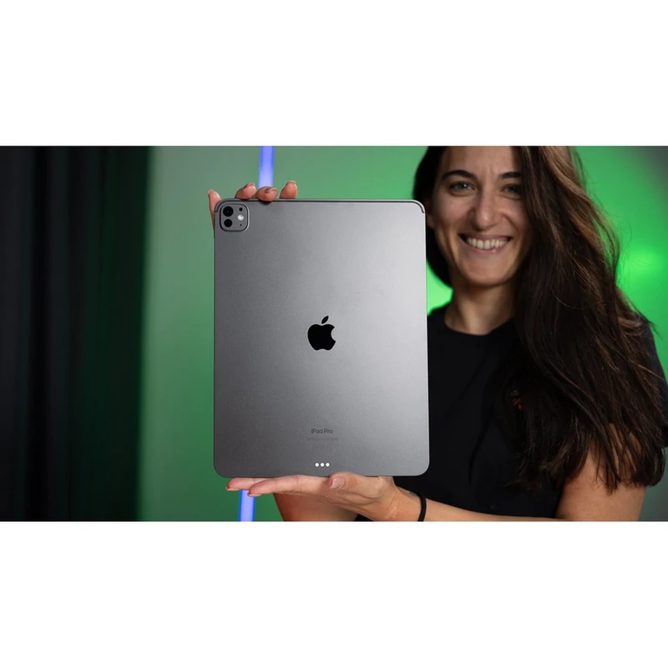 عکس در حال استفاده از آیپد پرو Apple IPad Pro M4 256GB 11inch