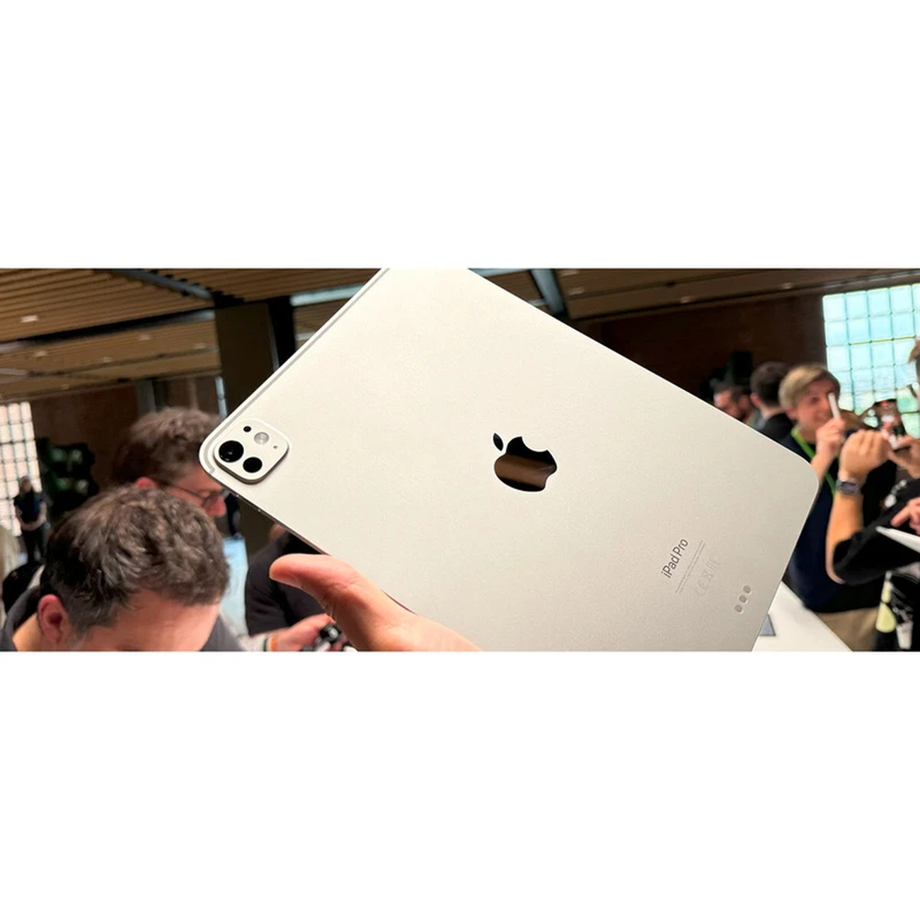 عکس در حال استفاده از آیپد پرو Apple IPad Pro M4 256GB 11inch
