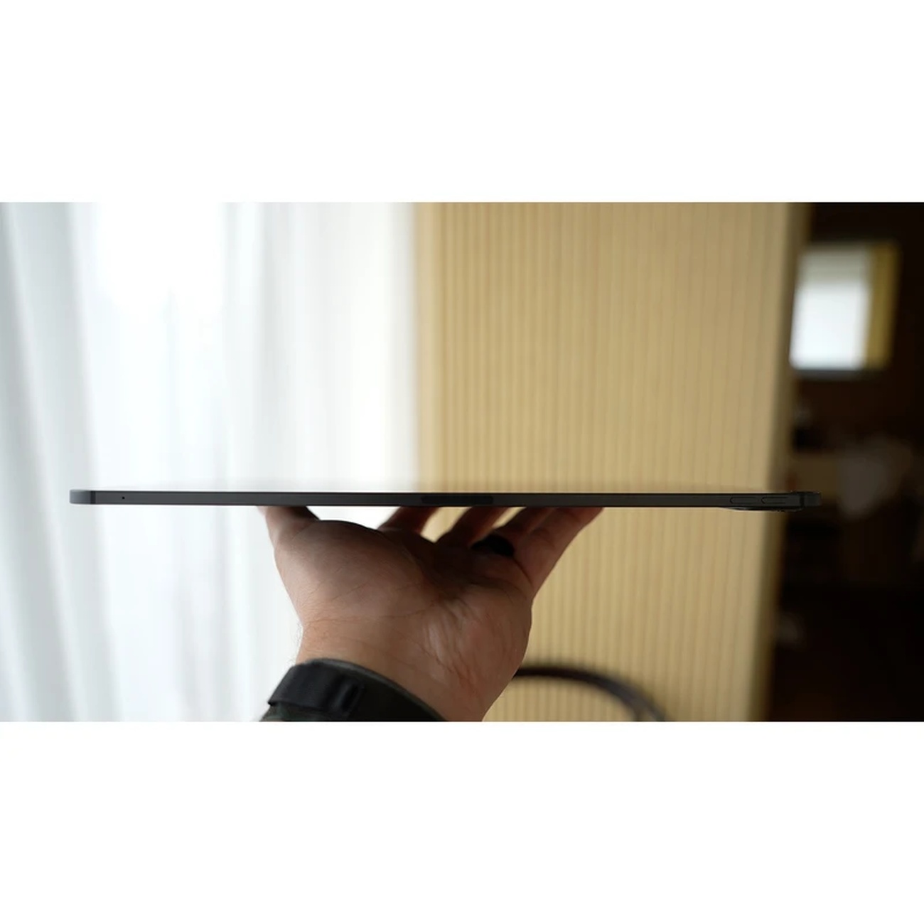 عکس از ضخامت آیپد پرو Apple IPad Pro M4 256GB 11inch